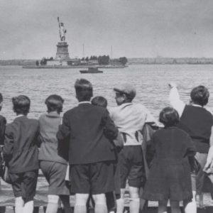 Black and white photo of hildren looking at the statue of liberty